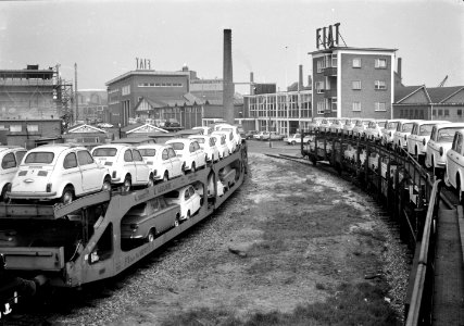 HUA-167011-Afbeelding van het vervoer per trein van Fiat s naar de firma Leonard Lang importeur Fiat te Amsterdam bij Duivendrecht 