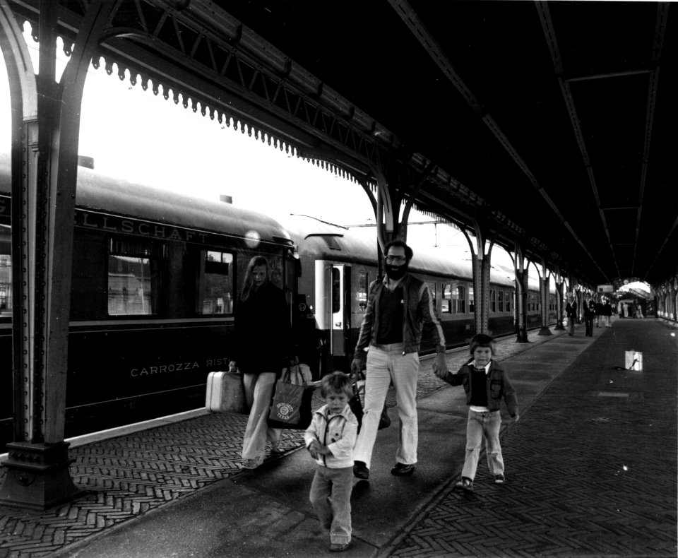 HUA-159610-Afbeelding van reizigers bij de autoslaaptrein langs het perron van het N.S.-station 's-Hertogenbosch te 's-Hertogenbosch