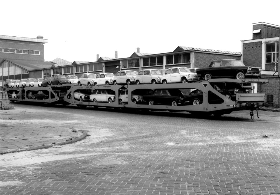 HUA-167015-Afbeelding van het vervoer per trein van Fiat's naar de firma Leonard Lang (importeur Fiat) te Amsterdam (bij Duivendrecht)