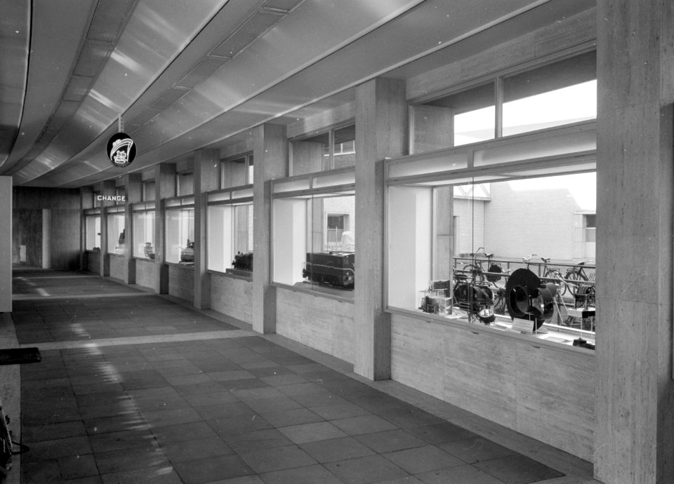 HUA-167096-Interieur van het N.S.-station Rotterdam C.S. te Rotterdam- vitrines langs de doorgang in één van de zijvleugels van het gebouw