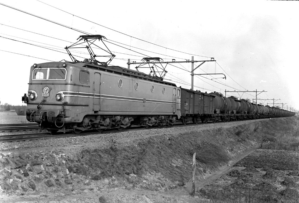 HUA-167294-Afbeelding van de electrische locomotief nr. 1308 (serie 1300) van de N.S. met een olietrein bij Stroe