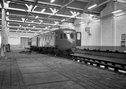 HUA-159396-Afbeelding van een diesel-electrisch motorrijtuig DE 1 ("Blauwe Engel") van de N.S. in de revisieloods (werkplaats) van de N.S. te Maastricht