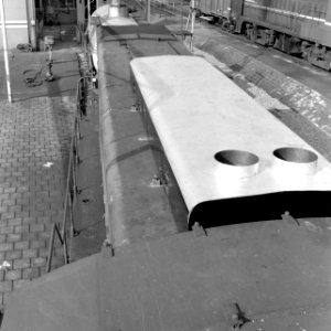 HUA-166595-Afbeelding van de juist aangebrachte geluiddemper op de motorhuif van de diesel-electrische locomotief nr. 2280 (serie 2200-2300) van de N.S. bij de lijnwerkplaats Watergraafsmeer te Amsterdam