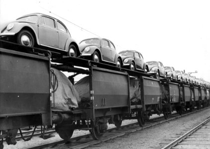 HUA-167060-Afbeelding van dubbeldekwagens voor het vervoer van auto's, beladen met Volkswagen Kever's, op het emplacement te Amersfoort
