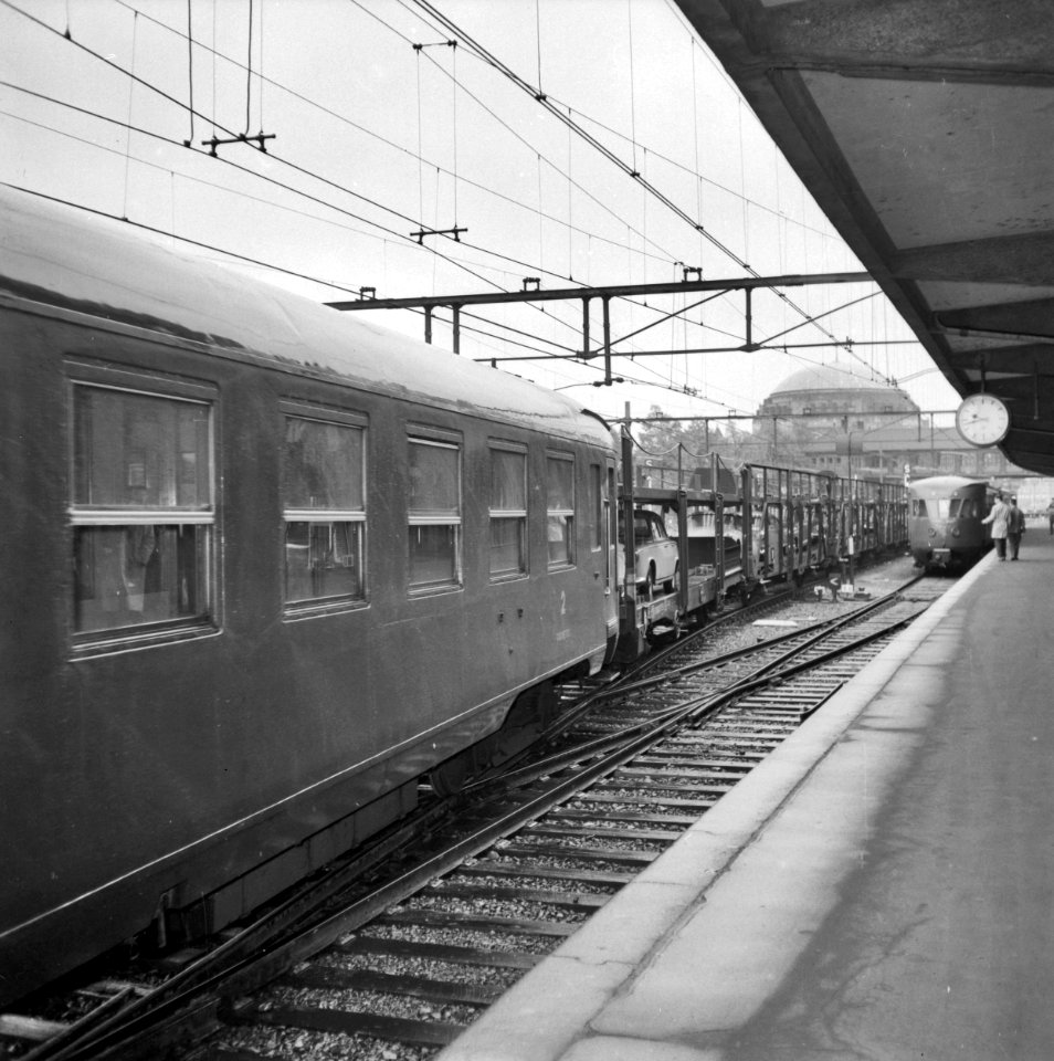 HUA-159486-Afbeelding van een gedeelte van een autoslaaptrein op het N.S.-station Maastricht te Maastricht. Rechts een diesel-electrich treinstel DE 2 ("Blauwe Engel") van de N.S