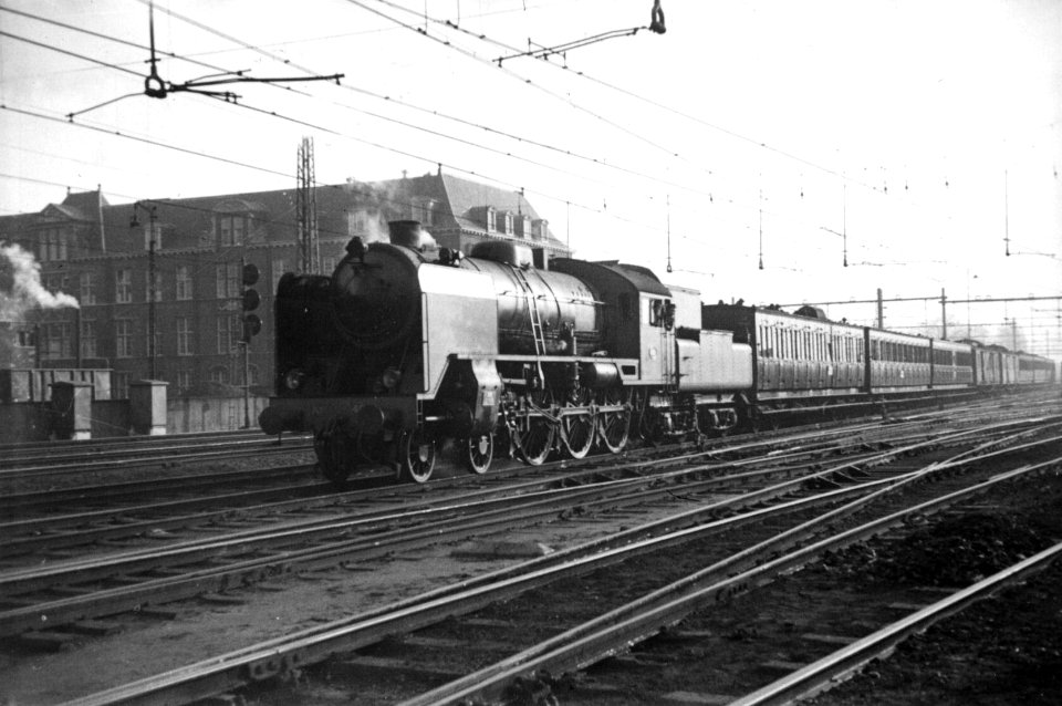 HUA-160443-Afbeelding van de stoomlocomotief nr. 4011 (serie 4000) van de N.S. te Utrecht