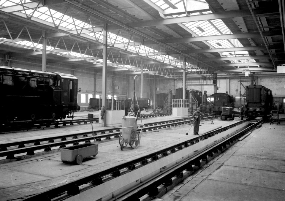 HUA-159340-Interieur van de nieuwe lijnwerkplaats Watergraafsmeer van de N.S. te Amsterdam