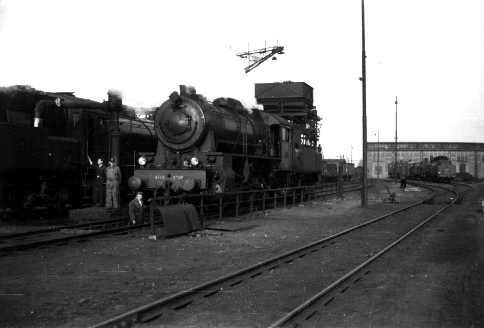 HUA-160427-Afbeelding van de stoomlocomotief nr. 4708 (serie 4700) van de N.S. op het tractieterrein te Eindhoven