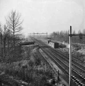 HUA-167154-Gezicht op de spoorlijn bij 's-Heer Arendskerke, met dijkcoupure