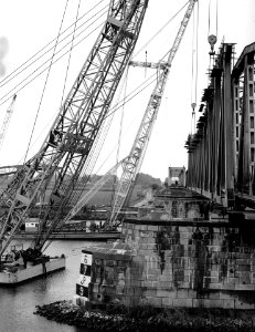 HUA-166751-Afbeelding van de plaatsing van een brugdeel in verband met de verdubbeling van de spoorbrug over de Maas bij Hedel