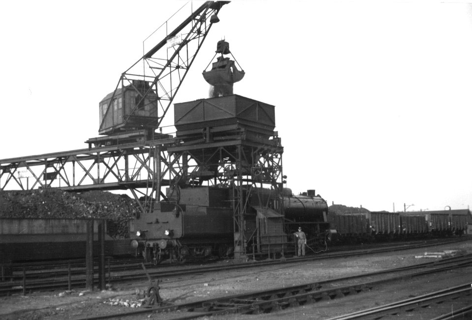 HUA-160584-Afbeelding van een stoomlocomotief uit de serie 4700 van de N.S. tijdens kolenladen bij het depot te Eindhoven