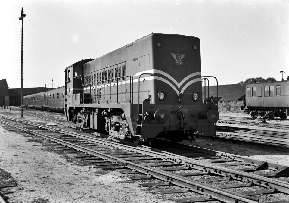 HUA-166559-Afbeelding van de diesel-electrische locomotief nr. 2201 (serie 2200-2300) bij de dieselloods te Utrecht