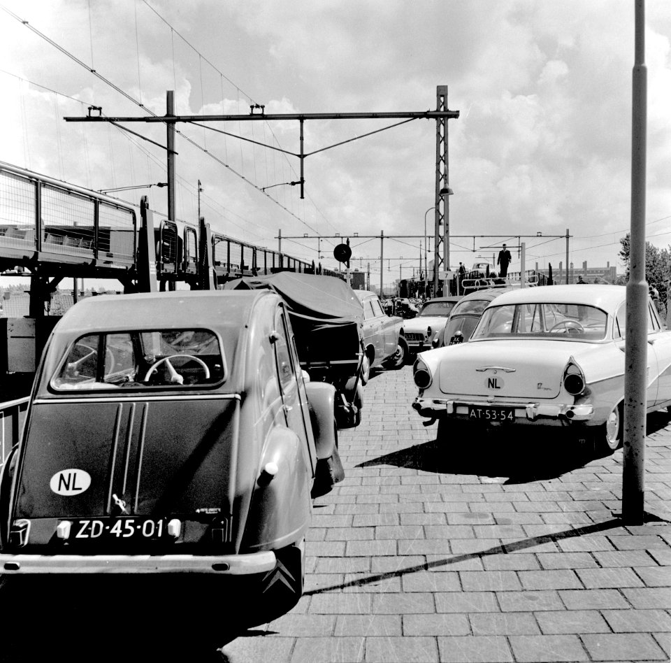 HUA-159488-Afbeelding van een rij auto s voor het oprijden van een autoslaaptrein op het NS station Amsterdam Amstel te Amsterdam