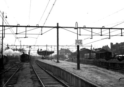 HUA-163884-Gezicht op de werkzaamheden aan de perrons en perronkappen van het NS station Tilburg te Tilburg