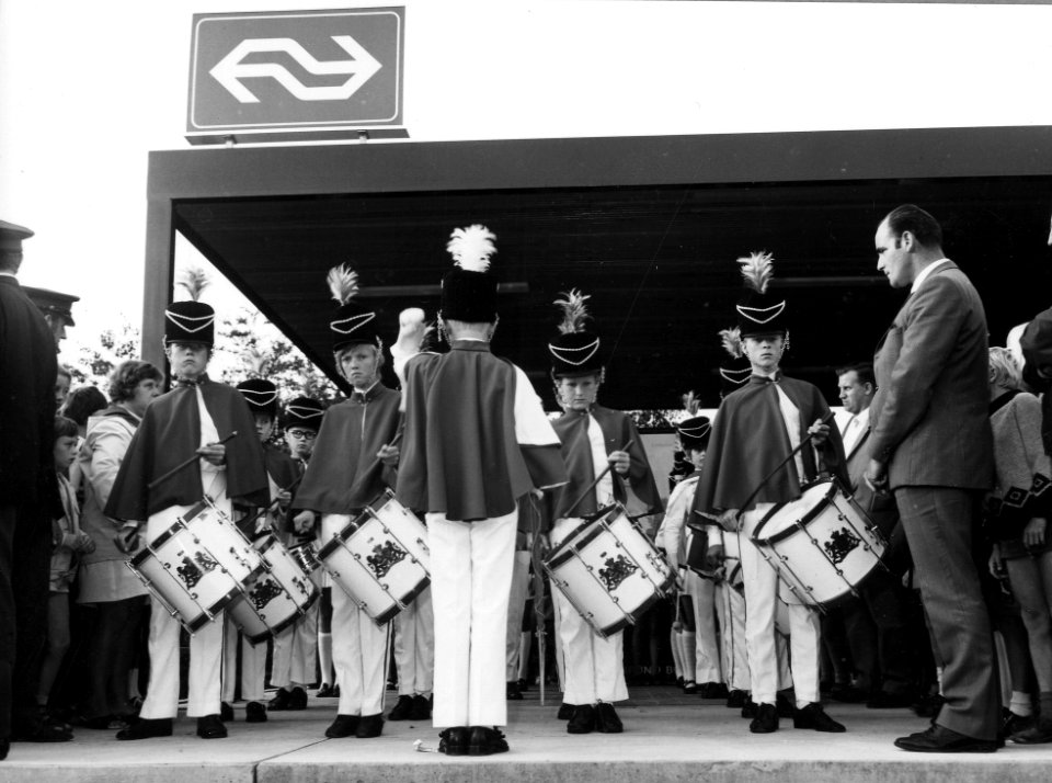 HUA-165558-Afbeelding van de drumband "Jeugdkorps Stichting Willem Eggert" op het perron van het N.S.-station Purmerend Overwhere te Purmerend, op de dag van de opening