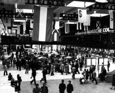 HUA-165553-Afbeelding van de braderie in de hal van het N.S.-station Den Haag C.S. te Den Haag ter gelegenheid van de opening van het tramplateau boven het station
