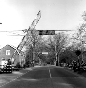 HUA-166546-Gezicht op de spoorwegovergang in de Van Weerden Poelmanweg - Soesterbergsestraat te Soestduinen (gemeente Soest)