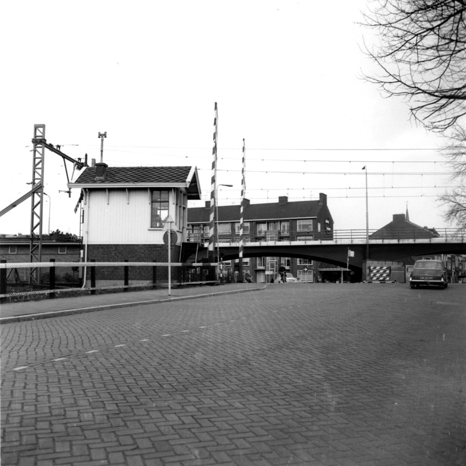 HUA-166540-Gezicht op de spoorwegovergang in het Westeinde te Voorburg, met links het seinhuis