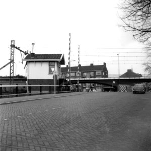 HUA-166540-Gezicht op de spoorwegovergang in het Westeinde te Voorburg, met links het seinhuis