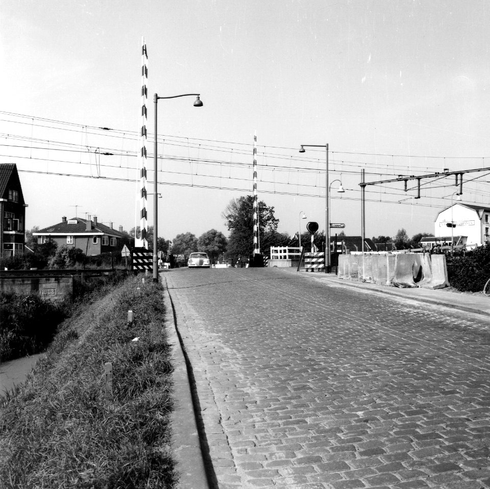 HUA-166535-Gezicht op de spoorwegovergang in de Kleiweg te Rotterdam