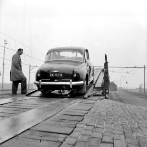 HUA-159457-Afbeelding van het parkeren van een auto op een dubbeldekwagen van een autoslaaptrein op het NS station Amsterdam Amstel te Amsterdam