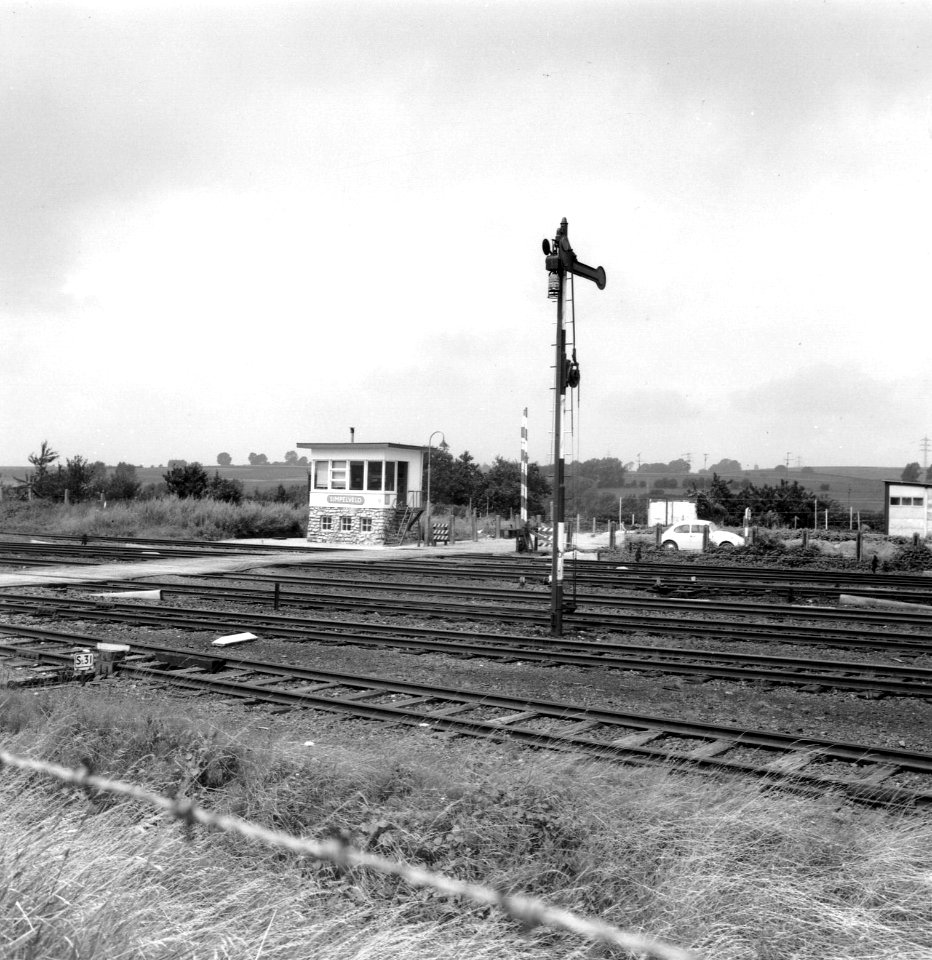 HUA-166548-Gezicht op het seinhuis Post II aan de westzijde van het emplacement van het NS station Simpelveld te Simpleldveld