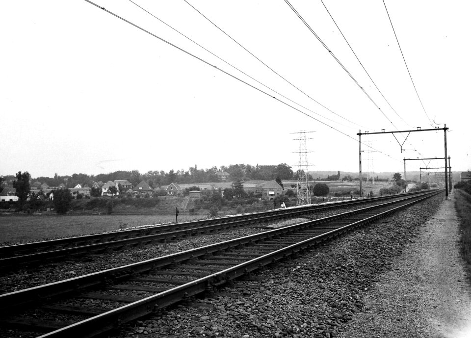 HUA-163912-Gezicht op de spoorlijn bij Oosterbeek Laag