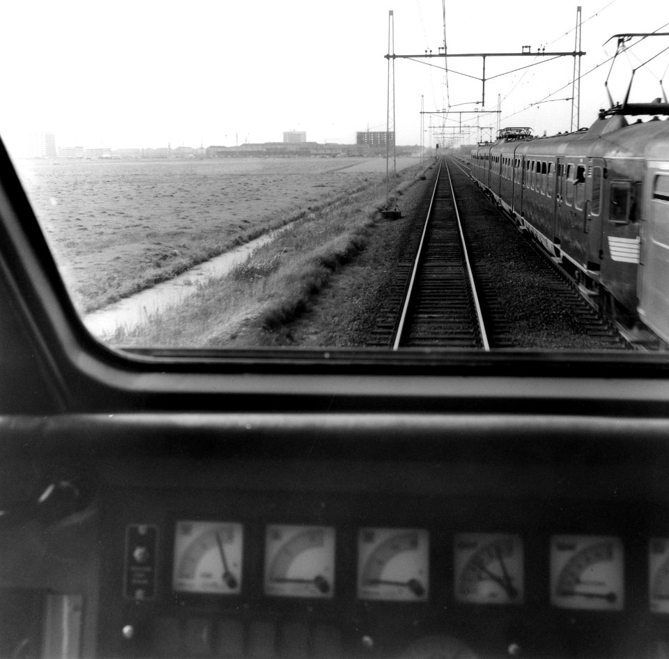 HUA-167139-Gezicht op de spoorlijn bij Delft, vanuit de cabine van een trein, met een passerende trein bestaande uit electrische treinstellen mat. 1946 van de N.S