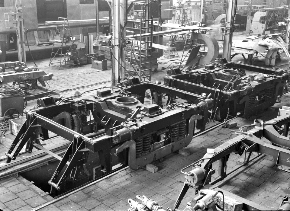 HUA-166571-Afbeelding van een draaistel voor een diesel-electrische locomotief uit de serie 2200-2300 van de N.S. bij Allan te Rotterdam