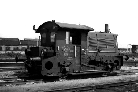 HUA-160527-Afbeelding van de locomotor nr. 246 (serie 200-300) van de N.S. te Utrecht
