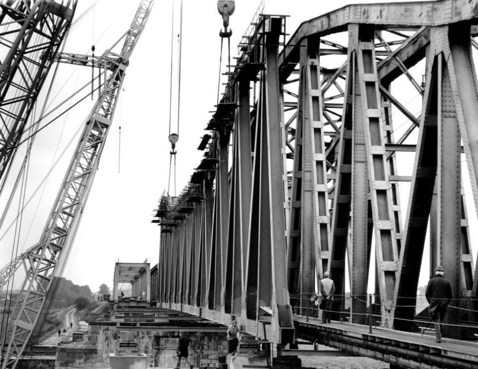 HUA-166750-Afbeelding van de plaatsing van een brugdeel in verband met de verdubbeling van de spoorbrug over de Maas bij Hedel