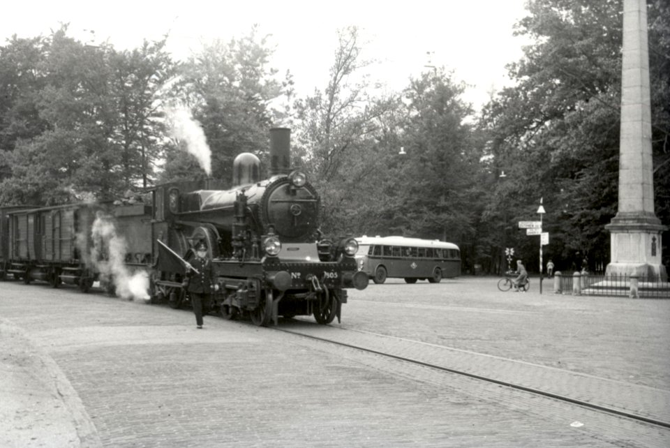 HUA-160518-Afbeelding van de stoomlocomotief nr 1805 serie 1700 1800 van de NS met een trein op de wegkruising bij de gedenknaald bij Het Loo te Apeldoorn