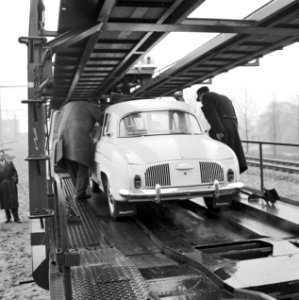 HUA-159460-Afbeelding van het parkeren van een auto op een dubbeldekwagen van een autoslaaptrein op het NS station Amsterdam Amstel te Amsterdam