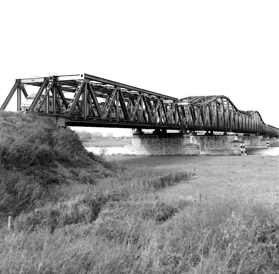 HUA-166608-Gezicht op de spoordbrug over de Maas bij Hedel