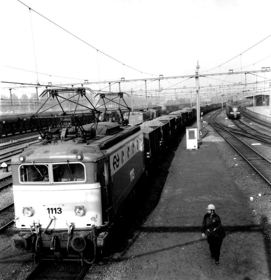 HUA-167021-Afbeelding van de electrische locomotief nr 1113 serie 1100 van de NS met een bietentrein op het emplacement te Roosendaal