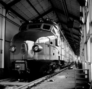 HUA-159418-Afbeelding van het bijna voltooide electrische treinstel nr. 725 (plan F, mat. 1954) voor de N.S. bij de Wagon- en Bruggenfabriek Werkspoor N.V. te Utrecht