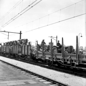 HUA-167044-Afbeelding van het vervoer van landbouwtractoren per trein voor de firma Deutz op het N.S.-station Amsterdam Amstel te Amsterdam