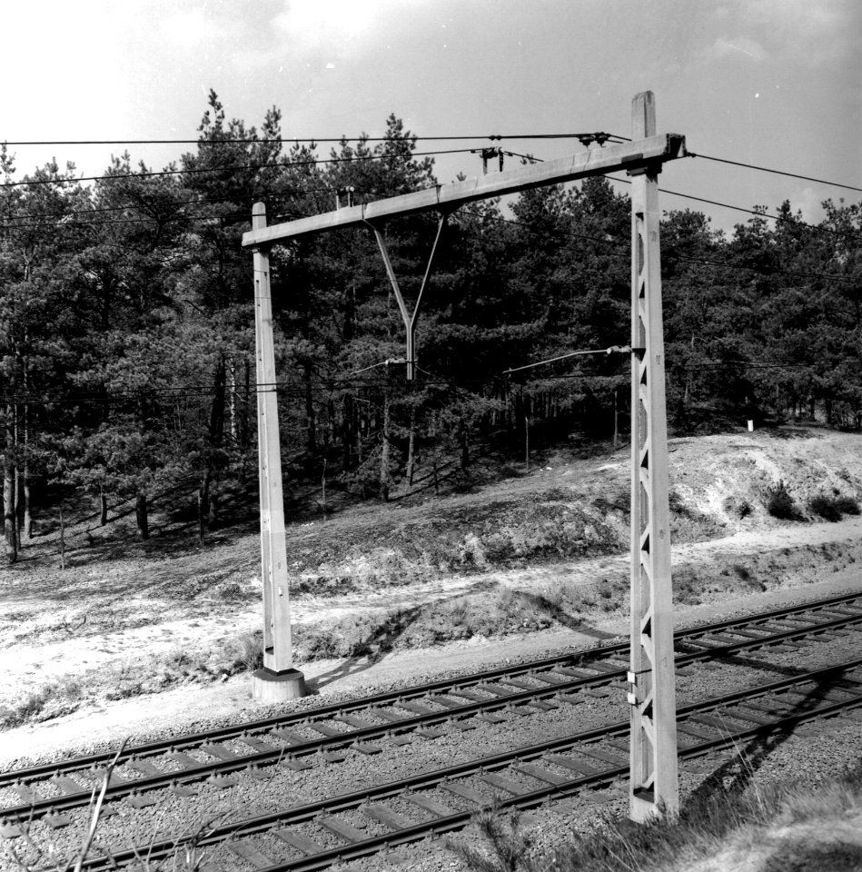 HUA-166472-Afbeelding van een betonnen bovenleidingsportaal bij de spoorlijn te Hulshorst