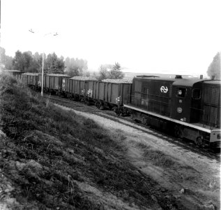 HUA-167052-Afbeelding van het rangeren met een bietentrein te Roosendaal, met rechts de diesel-electrische locomotief nr. 2409 (serie 2400-2500) van de N.S