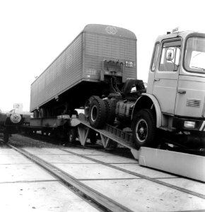HUA-167026-Afbeelding van het beladen van een platte goederenwagen met een oplegger van een vrachtauto (z.g. Kangourou- of Huckepack-vervoer)