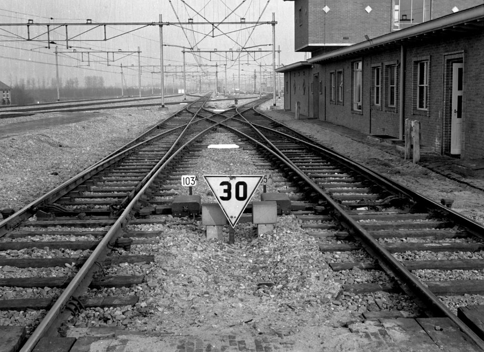 HUA-167424-Afbeelding van een kruiswissel op het emplacement te Eindhoven, met een snelheidsbord 30 km-h