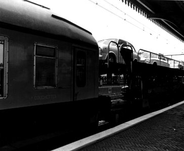 HUA-159613-Afbeelding van een gedeelte van de autoslaaptrein langs het perron van het NS station s Hertogenbosch te s Hertogenbosch