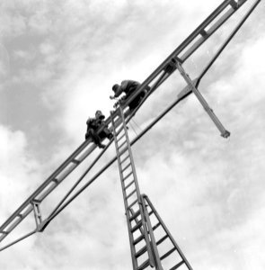 HUA-166492-Afbeelding van het plaatsen van isolatoren op de bovenleidingsportalen te Wouw, tijdens de werkzaamheden ten behoeve van de electrificatie van de spoorlijn Roosendaal-Vlissingen
