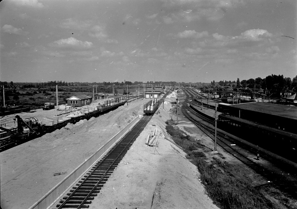 HUA-167204-Gezicht op de oostzijde van de nieuwe in aanleg zijnde perrons van het NS station Eindhoven te Eindhoven tijdens de werkzaamheden ten behoeve van de a