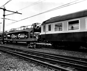 HUA-159615-Afbeelding van een gedeelte van de autoslaaptrein te 's-Hertogenbosch