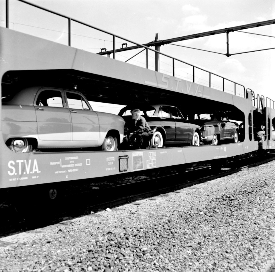 HUA-159500-Afbeelding van het oprijden van auto s op de autoslaaptrein op het NS station Amsterdam Amstel te Amsterdam