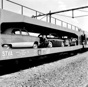 HUA-159500-Afbeelding van het oprijden van auto s op de autoslaaptrein op het NS station Amsterdam Amstel te Amsterdam