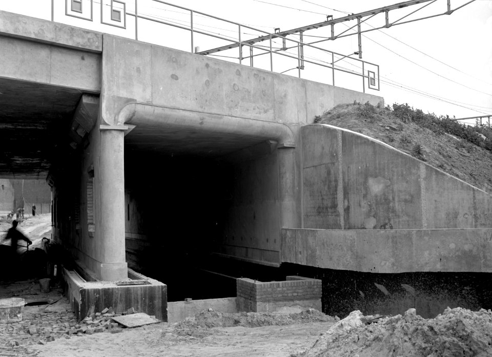 HUA-167200-Gezicht op het gedeelte voor voetgangers en rijwielen van het in aanleg zijnde Elisabethviaduct (Elisabethtunnel) te Eindhoven, tijdens de werkzaamheden ten behoeve van de aanleg van het hoogspoor