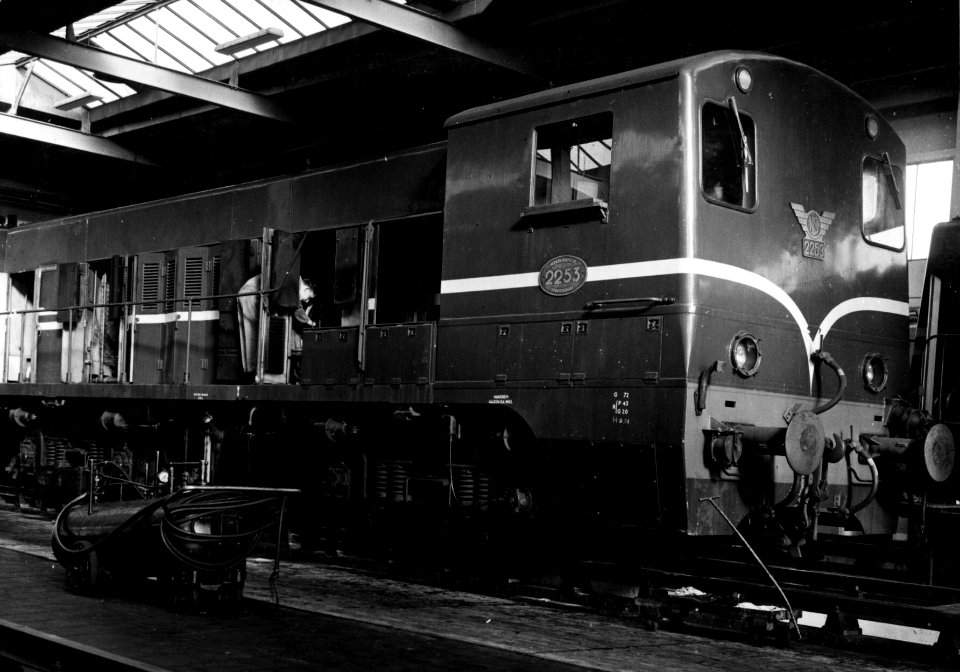 HUA-159353-Afbeelding van de diesel electrische locomotief nr 2253 serie 2200 2300 van de NS tijdens onderhoud in de lijnwerkplaats Watergraafsmeer van de NS te 