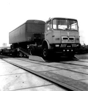 HUA-167028-Afbeelding van het beladen van een platte goederenwagen met een oplegger van een vrachtauto zg Kangourou of Huckepack vervoer 